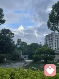 风雨过后，自有彩虹治愈内心

大自然拥有神奇的治愈力量，雨后出现彩虹时，才真切感受到天空独有的温柔。
我们身在人海，平凡又渺小，可无垠天际有足够的包容度，装下我全部的烦恼与悲伤，用独有的温度给予慰藉，彩虹就是最好的证明。
我始终相信，人生里所有风雨都是阶段性的，这份来自天地的力量，给予我直面难题的勇气，心底满是动容与感恩。
慢慢释怀过往，原谅曾经带来伤痛的人，说到底，也是与伤痕累累的自己握手言和，心怀温柔，世间万般皆是美好。配图