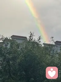 风雨过后，自有彩虹治愈内心

大自然拥有神奇的治愈力量，雨后出现彩虹时，才真切感受到天空独有的温柔。
我们身在人海，平凡又渺小，可无垠天际有足够的包容度，装下我全部的烦恼与悲伤，用独有的温度给予慰藉，彩虹就是最好的证明。
我始终相信，人生里所有风雨都是阶段性的，这份来自天地的力量，给予我直面难题的勇气，心底满是动容与感恩。
慢慢释怀过往，原谅曾经带来伤痛的人，说到底，也是与伤痕累累的自己握手言和，心怀温柔，世间万般皆是美好。配图