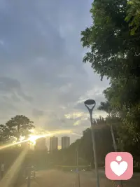 不拿别人的剧本，为难自己的生活❤️❤️

每个人都有专属的生长轨迹。我们常常会不自觉去参照旁人的人生，看见别人的顺遂与高光，就反观自己的现状，开始焦虑、自我怀疑，责怪自己走得太慢，得到的太少。
可我们看到的，往往只是别人生活的片段，那些背后的取舍、煎熬与付出，我们无从知晓。

人生从来没有统一的标准答案，也没有一套人人适用的模板。
有人年少得志，早早拥有想要的一切；有人大器晚成，在岁月沉淀之后才慢慢发光；有人热衷于奔赴热闹喧嚣，有人更适合守一份内心的沉静安稳。

不必硬去复刻别人的活法，人生不是一场和别人比拼的竞赛，不要用旁人的标准，来定义属于你的成败。
把向外比较的目光收回，回归自身。允许自己有低谷，允许自己偶尔停顿，接纳自己独有的节奏。
沿着自己的轨迹，踏踏实实往前走，便是最好的人生。配图