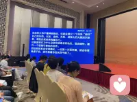 小时候父母没来得及抱你，现在长大了，记得多抱抱自己。
如果不抱自己，你就会用外物来填补——食物、手机、关系，什么都行。因为每个人都天然需要安全感。
区别只在于：这份安全感是来自内在，还是依赖外在。
而外在的一切，太容易变了。最稳固的，始终是你内在那份力量的支持。

所以，请把安全感从内树立，而不是向外索取。配图
