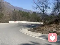 你有没有过这样的时刻：明明已经尽力了，却被领导当众否定；方案改了一遍又一遍，换来一句“还是差点意思”；偶尔取得成绩，他却轻描淡写“这是你应该做的”。

久而久之，你开始怀疑自己——是不是我真的不行？是不是我不配这份工作？

你变得小心翼翼，生怕做错事；你开始失眠，半夜反复回忆白天说过的每一句话；你甚至害怕上班，走进公司大门就像走进考场。

这不是你的错。你遭遇的，是一种隐形的职场PUA。当“批评”变成习惯，当“否定”成为常态，你的心理防线会一点点崩塌，焦虑、抑郁、自我价值感丧失，就会悄悄找上门。

如果你正在经历这些，请先告诉自己：不是我不行，而是我遇到的人不对。保护好内心的那团火，它不该被任何人熄灭。配图