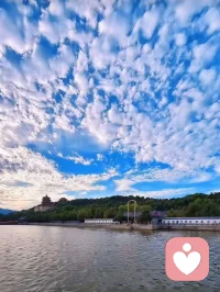 让自己开心，让别人放心，让家人安心，人生下半场，守好心中的明月，照亮自己，也温暖值得的人。
远离消耗你的事，
珍惜照亮你的人。