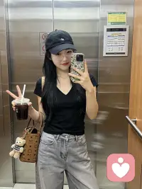 少讲“你总是怎样”，多说“我有点难过”，指责只会筑起围墙，表达感受才能拉近距离，好的感情，不是从不吵架，而是吵完之后，依然愿意好好拥抱彼此，如果你深陷感情内耗、不知道怎么和伴侣沟通，我愿意安静听你倾诉，陪你理清相处难题。配图