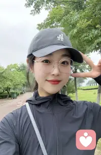 被这段话共情了，我们到了一定的年纪才会发现，人生其实有很多东西是可有可无、可去可留的； 一生很短，其实没什么大彻大悟，无非是步步错步步悟，只是边走边悟罢了，能够治愈你的从来不是时间，而是你心里的那份执着和释怀；人生就是在看透和学会中，慢慢活成了更清醒、更坚韧的自己。