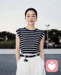 先把心放宽，再把事看淡，走不通的路，要学会转弯，花要向阳开，人要向前看，心若计较，处处都是怨言，心若放宽，时时都是春天，敬一杯往事，敬一杯自在