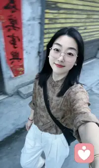人一定要靠近能托举你的人，计较里生不出慈悲，争吵里养不出优雅，内耗的环境很难滋养出积极向上的你，早安配图