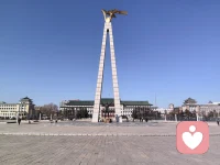 人一生最求不得的核心：不可控的人心、不可逆的时间、逃不开的无常、达不到的完美。
人生通透，便是放下这些强求，珍惜手中当下能把握的事物。