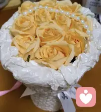 很多情绪堆积在心底，找不到合适的话语去倾诉，也不愿轻易打扰身边的人。习惯了表面装作若无其事，只有在独处的时候，才敢任由思绪翻涌。生活一路向前，可心里的褶皱，总要慢慢花时间去抚平。配图
