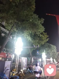 流水不争先，争的是滔滔不绝，
草木不争高，争的是生生不息！
一位毕业班老师在毕业典礼上说过这样一句话:
鲜活地活着，就是你人生最大的意义！
鲜活地活着，不一定非得达到世俗意义的成功，
不必非要迎合他人的要求，
只要你在自己的路上，跌倒再爬起来继续，
累了就暂时歇一歇，如此循环，不断探索，不断前进，
这就是“鲜活”，
你的存在就是最大的价值，
而你鲜活地活着，就是人生最大的意义！配图
