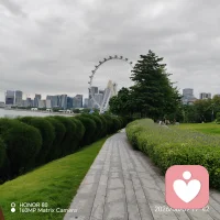 当代青年婚恋观：为何越来越多年轻人对婚姻望而却步？】
 
在如今这个时代，身边不少青年朋友都坦言：“并非不向往婚姻，只是更畏惧将就。”大城市里，房价高企，彩礼、育儿等开销更是如同沉重的枷锁，压得人喘不过气。曾经，婚姻是两个人携手同行，共同编织生活的美好画卷；而如今，却仿佛变成了一场充满风险的经济合作，让人不得不三思而后行。
 
这一代年轻人，内心有着自己独特的坚守。他们追求精神上的共鸣，渴望在婚姻中找到灵魂契合的伴侣，而不是仅仅为了迎合社会的期待而步入婚姻殿堂。在单身的时光里，他们可以自由地追逐梦想，探索世界的精彩，享受独处的宁静与自由。婚姻，在他们眼中，不再是人生的必经之路，而是一个需要慎重考虑的选择。
 
社交媒体上，离婚纠纷的案例屡见不鲜，这也让许多年轻人对婚姻产生了担忧。他们害怕陷入无休止的争吵，害怕在婚姻中失去自我，更害怕承担离婚带来的各种后果。与其冒险踏入一段可能不幸福的婚姻，不如选择保持单身，守护内心的那份宁静。
 
值得一提的是，女性独立意识的觉醒也为这一现象增添了浓墨重彩的一笔。越来越多的女性在经济上实现了独立，在职场上展现出自己的才华和能力。她们不再将婚姻视为生活的全部，而是更加注重自我价值的实现和个人成长。她们明白，自己的幸福不应该寄托在别人身上，而是要靠自己去创造。
 
在这个多元化的社会里，年轻人对婚姻的态度更加理性和成熟。他们不轻易走进婚姻，并非是对爱情的否定，而是对自己和未来的负责。婚姻，应该是两个灵魂的相互吸引和相互成就，而不是迫于外界压力的无奈选择。不将就，是这一代年轻人对婚姻最真诚的态度，也是他们对生活最美好的期待。
 
对于当代年轻人的婚恋观，你有什么看法呢？欢迎留言分享你的观点。#当代青年婚恋观 #不将就的人生 #婚姻的意义