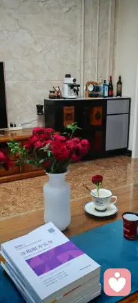你好，我是一名倾听师。
擅长情感陪伴、失恋疏导、压力释放和日常倾诉。
在这里，你不需要表现得坚强，也不需要急着解决问题。
你只需要做自己，把想说的话慢慢说出来。
我会认真倾听，尊重你的感受，陪你一起面对当下的情绪。配图