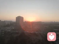 这世间最动人的温暖，从来不是华丽的辞藻，而是有人愿意认真听你说话。愿我们都能做一个温柔的倾听者，以耳为舟，以心为岸，容纳世间悲欢，温暖每一颗孤独的灵魂。配图