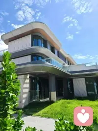 倾听您的故事书写未来。生活如果不快乐，不开心，那么活100岁又有什么意义呢？配图