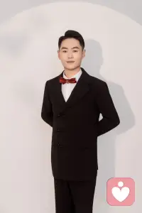 内心成熟、内心强大的男人，看待女性大多清醒、尊重、平等、通透，不会滤镜过重，也不会偏见俯视，分享几个最真实的视角：

1. 把你当“完整的人”，而非标签
不把女人简单定义成“温柔顾家”“貌美花瓶”。看见你的独立、情绪、野心、脆弱，接受你有优点也有短板，不强行要求你活成别人期待的样子。

2. 尊重边界，不控制、不绑架
不会试图改变你、掌控你的生活、情绪和社交。明白亲密是互相靠近，不是互相捆绑。你有你的选择和空间，他只会陪伴，不强行干涉。

3. 欣赏柔软，也敬畏坚强
喜欢你的温柔细腻，也佩服你的独立吃苦。不会觉得“女生就该弱”，更不会见不得女生优秀；也不会因为你独立，就觉得你不需要被心疼。刚柔他都懂。

4. 情绪平等，不敷衍、不冷暴力
不会觉得“女生情绪化就是矫情”。愿意倾听你的情绪，有事好好沟通，不冷战、不打压、不阴阳怪气。他懂女生敏感细腻，也愿意接住你的小情绪。

5. 相处求舒服，不求依附
成熟的人择偶/相处，要的是战友、伴侣、同路人，不是找一个依附自己、事事顺从的人。他希望彼此并肩，互相支撑，而不是一方单方面付出或讨好。

6. 分得清喜欢、欲望和真心
分得清外表吸引和灵魂契合。不会只盯着外貌评判女性，更看重人品、三观、心性。浅层次的好感留不住他，长久相处靠的是内核。

7. 包容差异，不搞性别对立
明白男女思维、处事方式天生不同，不抬杠、不争论“男女谁更累”。接纳差异，互相体谅，而不是站在性别立场互相挑剔。

简单总结：
强大的男人，眼里没有“弱势女性”，也没有“对立女性”，只有一个个独立、值得被善待、被尊重的普通人。
他靠近你，是因为欣赏你这个人，而不是想占有、支配或是利用你。