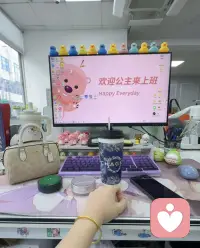 怎样做好一名好员工！

我将从踏实肯干、责任心、执行力、团队协作、持续成长等核心维度，结合职场实际场景撰写文章，全面诠释如何做好一名好员工。
怎样做好一个好员工

职场从来不是简单谋生的场所，更是个人成长、实现价值、沉淀口碑的舞台。很多人觉得做好员工就是按时上下班、完成手头工作即可，其实真正的好员工，从不止于“合格”，而是以责任为底色、以专业为支撑、以态度为内核，在岗位上发光发热，成就工作、也成就自己。做好一名好员工，没有捷径，却有可循的初心与方法。

爱岗敬业，守住职业基本底色
敬业是所有职场素养的根基，也是区分普通员工和优秀员工的第一道门槛。所谓敬业，从来不是轰轰烈烈的付出，而是日复一日的坚守。简单的事情认真做，重复的事情用心做，琐碎的事情坚持做。不敷衍每一项任务，不糊弄每一个细节，对待分内工作不推诿、不偷懒、不拖延。

无论身处什么岗位、从事何种工作，都要尊重自己的职业，敬畏自己的岗位。上班不摸鱼、不消极怠工，不因为无人监督就放松要求，也不因为工作琐碎就敷衍了事。把岗位当成自己的责任田，而非单纯的打工场所，主动扛起本职工作，踏踏实实做好每一件小事，这便是最朴素、最珍贵的职业素养。

勇于担当，遇事不逃避不推脱
职场中最可贵的品质，莫过于有责任心、敢担当。工作中难免遇到难题、突发状况，甚至出现失误，普通员工习惯找借口、推责任、躲问题，而好员工永远先找方法、主动补位、承担结果。

面对本职工作，清晰知晓自己的职责边界，事事有回应、件件有着落，不把问题留给同事，不把拖延留给工作。遇到超出预期的难题，不抱怨、不退缩，主动思考解决方案，积极配合团队攻克困难。如果工作中出现失误，不推卸、不辩解，坦然承认问题、及时整改弥补，复盘经验避免重蹈覆辙。敢于担当的人，不仅能把工作做好，更能赢得领导和同事的信任，这是职场最核心的竞争力。

精进专业，持续提升工作能力
岗位是立身之本，能力是立足之基。职场优胜劣汰从来残酷，原地踏步就是变相退步。一名优秀的员工，永远不会满足于“勉强完成工作”，而是始终保持学习心态，打磨自己的专业能力。

日常工作中，要熟练掌握岗位所需的技能、流程和规范，吃透工作细节，提升工作效率和工作质量。面对行业新变化、工作新要求，主动学习、积极适配，摒弃固化思维和老旧方法。遇到不懂的问题，虚心向资深同事请教、主动钻研摸索，积累工作经验，总结工作技巧。

不骄不躁、持