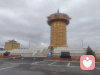 感受草原的辽阔，感受藏族民族的风土民情，当我踏上这片土地，心怀瞬间开阔，大地仿佛张开双臂将我拥入怀，我站在蓝天下，躺在草原上像在大地的摇篮里，天空像海辽阔，白云像棉花糖，甜甜的，软软的，清风带着青草的韵味，突然感觉自己像个孩子，被大地母亲抚慰，安抚，治愈，——感受大自然