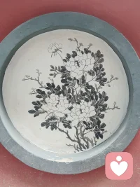 多和有趣的人在一起，多分享一些有趣有意义的事，多让自己笑一笑，让自己快乐一点。你就会慢慢发现，其实生活并没有那么枯燥，也没有那么无聊