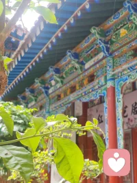 多和有趣的人在一起，多分享一些有趣有意义的事，多让自己笑一笑，让自己快乐一点。你就会慢慢发现，其实生活并没有那么枯燥，也没有那么无聊