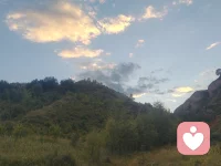 1. 躯体化 / 躯体症状反应
内心压抑的压力、创伤、长期耗竭，不直接以情绪爆发表现，转而通过自主神经系统输出为身体症状：关节刺痛、游走痛、酸胀、灼热，检查关节骨骼无明显损伤，但主观痛感强烈。
很多人习惯隐忍情绪，不擅长表达内心委屈，潜意识启动防御：心理痛苦转化成身体疼痛来呈现。
​
2. 中枢痛觉敏化（痛觉闸门理论）
大脑情绪中枢和痛觉处理中枢是同一套脑区。长期焦虑、睡眠差、精神耗竭，大脑“疼痛过滤闸门”失效。
关节本来很轻微的血液循环、神经刺激，被大脑放大成明显疼痛；压力大、夜里、疲惫的时候痛感加重，放松后会减轻一部分。
​
3. 自主神经身心环路（心身医学）
慢性应激→交感神经长期亢奋：
 
- 关节周围血管收缩，局部供血变差，代谢废物堆积，关节周围神经受刺激；
​
- 肌肉无意识紧绷，牵拉关节附着点，产生类似关节痛的感受；
​
- 压力激素升高，身体低度炎症，进一步放大酸胀刺痛。
 
结合你的整套症状链条
 
长期精神内耗、睡眠紊乱、上热下寒体质、鼻咽黏膜水肿、耳鸣咽痛、游走关节神经痛，属于身心双向循环：
心理压力→自主神经失调→躯体多处不适；
躯体持续难受、反复疼痛，又反过来加重焦虑、睡眠变差，再进一步放大痛感，形成闭环。
 
心理学上的典型特征（对照参考）
 
- 疼痛位置游走，今天这个关节，明天另一个；
​
- 受凉、熬夜、情绪受挫之后明显加重；
​
- 拍片、化验，没有足够严重的器质性病变去解释痛苦程度；
​
- 常常合并：夜里易醒、脚底发热、嗓子痒、耳鸣、容易疲惫，一整套自主神经紊乱表现。
 
心理学层面干预思路（不是替代药物理疗）
 
1. 打破灾难化思维：不要每次关节痛就认定关节彻底坏掉，区分“有痛感”和“组织严重破坏”；
​
2. 降低身体过度警觉：正念、渐进式肌肉放松，降低交感神经过度亢奋，下调痛觉敏感度；
​
3. 情绪的外化表达：很多躯体痛来源于情绪压在心里，把委屈、压力讲出来、写出来，减少身体替情绪“买单”；
​
4. 恐惧‑回避模型提醒：因为疼就完全不动，会肌肉萎缩循环加重；适度温和活动，而不是完全躺平回避疼痛。
 
提示：心理学视角是解释维持、放大疼痛的机制；关节刺痛首先必须完成风湿、骨科检查，排除器质性疾病，再做心理层面调节。