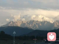 1. 躯体化 / 躯体症状反应
内心压抑的压力、创伤、长期耗竭，不直接以情绪爆发表现，转而通过自主神经系统输出为身体症状：关节刺痛、游走痛、酸胀、灼热，检查关节骨骼无明显损伤，但主观痛感强烈。
很多人习惯隐忍情绪，不擅长表达内心委屈，潜意识启动防御：心理痛苦转化成身体疼痛来呈现。
​
2. 中枢痛觉敏化（痛觉闸门理论）
大脑情绪中枢和痛觉处理中枢是同一套脑区。长期焦虑、睡眠差、精神耗竭，大脑“疼痛过滤闸门”失效。
关节本来很轻微的血液循环、神经刺激，被大脑放大成明显疼痛；压力大、夜里、疲惫的时候痛感加重，放松后会减轻一部分。
​
3. 自主神经身心环路（心身医学）
慢性应激→交感神经长期亢奋：
 
- 关节周围血管收缩，局部供血变差，代谢废物堆积，关节周围神经受刺激；
​
- 肌肉无意识紧绷，牵拉关节附着点，产生类似关节痛的感受；
​
- 压力激素升高，身体低度炎症，进一步放大酸胀刺痛。
 
结合你的整套症状链条
 
长期精神内耗、睡眠紊乱、上热下寒体质、鼻咽黏膜水肿、耳鸣咽痛、游走关节神经痛，属于身心双向循环：
心理压力→自主神经失调→躯体多处不适；
躯体持续难受、反复疼痛，又反过来加重焦虑、睡眠变差，再进一步放大痛感，形成闭环。
 
心理学上的典型特征（对照参考）
 
- 疼痛位置游走，今天这个关节，明天另一个；
​
- 受凉、熬夜、情绪受挫之后明显加重；
​
- 拍片、化验，没有足够严重的器质性病变去解释痛苦程度；
​
- 常常合并：夜里易醒、脚底发热、嗓子痒、耳鸣、容易疲惫，一整套自主神经紊乱表现。
 
心理学层面干预思路（不是替代药物理疗）
 
1. 打破灾难化思维：不要每次关节痛就认定关节彻底坏掉，区分“有痛感”和“组织严重破坏”；
​
2. 降低身体过度警觉：正念、渐进式肌肉放松，降低交感神经过度亢奋，下调痛觉敏感度；
​
3. 情绪的外化表达：很多躯体痛来源于情绪压在心里，把委屈、压力讲出来、写出来，减少身体替情绪“买单”；
​
4. 恐惧‑回避模型提醒：因为疼就完全不动，会肌肉萎缩循环加重；适度温和活动，而不是完全躺平回避疼痛。
 
提示：心理学视角是解释维持、放大疼痛的机制；关节刺痛首先必须完成风湿、骨科检查，排除器质性疾病，再做心理层面调节。