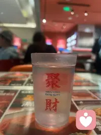 酷暑难耐，心绪也跟着焦躁不安。
积攒的矛盾、压抑的心事，燥热天更容易崩溃。
我一直在，随时倾诉，消解盛夏带来的坏情绪。配图
