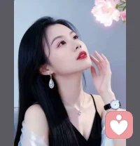 夫妻差异是常态，契合是幸运
婚姻是两个单独体结伴生活，成长环境、原生家庭养成消费、作息、处事习惯不同，其实没有对错！男性偏理性解决问题，女性偏感性需要情绪共情；遇事诉求天然不同，这也是基与基因区别与生理构造不同。有人内向喜安静独处，外向爱社交走动；细致型注重细节，粗线条不拘小节。
夫妻想相敬如宾，只有求同存异，抓大放小，包容妥协。有不能理解的分歧时，换位思考，他为什么会这样想，这样做?童年的境遇造成现在的所想所做，并不是针对你……也不要执念的想要改造对方，让花成花，让树成树，接受各自差异，成全他人也是放过自己，爱其实就是接受各自所有的缺点，放大各自优点。配图