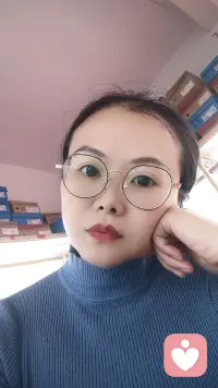 人总以为相遇发生在两个人之间，其实真正发生的，是在彼此身上。这有啥区别？我没有立刻回答，只是拿起了杯子，轻轻碰了一下水面。一圈波纹缓慢荡开。你看，手已经离开了，可水还在记得。所以呢？所以很多人误会了一件事。他们总以为人与人的结束，就意味着影响的结束。可事实上，人离开的很快。涟漪离开的很慢。你有没有发现，有些人离开以后，反而变得越来越清晰。刚认识的时候，你记得的是他的样子。多年以后，你记得的却是自己因他而变成了什么样子。有人让你学会表达，有人让你学会沉默，有人让你相信世界，有人让你开始怀疑世界。他们未必一直留在你的生活里，却长期留在你的反应里。听起来还是影响。我摇头，影响像脚印，涟漪更像染色。脚印会覆盖，染过的东西，很难恢复本色。我发现，人与人最深的关系，从来不是拥有，而是渗透。一句话进入一个人的思想。一个眼神进入一个人的判断。一次拥抱进入一个人的安全感。一次冷漠进入一个人的防备。人一直以为，自己在经历别人，后来才发现，别人也在经历自己。朋友问:那是不是每个人，都会在别人身上留下痕迹?比那更严重，每个人都会成为别人的一部分。这，这也太夸张了吧！我看着他，你现在喝咖啡时会发呆，以前不会。你说话的时候喜欢先停顿两秒，以前也不会。甚至你刚开始思考问题皱眉的样子都越来越像另一个人。这就是最奇怪的地方，我们以为自己在认识别人，其实也在被别人重组。父母留下一部分。朋友留下一部分。爱人留下一部分，敌人也会留下一部分。那些进入过你生命的人未必会留在身边，却会留在你的结构里。就像一滴墨水落进河流，你便再也找不见它，可整条河都知道它来过。所以最可怕，从来不是遗忘。而是你根本不知道，如今的身体哪些部分，它是来自别人。那照你说，世界上岂不是没有真正的自己?看着窗外的人群擦肩而过，谁也没有停留，可谁都在彼此身上留下了些什么？人与人之间真正交换的或许从来不是信息，而是一种在离开以后，继续扩散的东西。也许人根本不是独立个体，而是一圈又一圈涟漪 暂时有了名字。所谓相遇不过是两圈淡纹偶然重叠。所谓离别也只是它们继续向远处扩散。看着杯子里缓缓平静下的水面，至于那个真正的你也许从来就没有存在过，有的，只是无数人留下的波纹，恰好在某个时刻，让你误成了自己。配图
