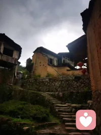 孤影对清辉，独处已是自在。山水入怀，便知山河无恙、心自安然。