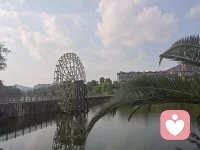 静默不语，细听心事万千。
以无声包容情绪，用倾听温暖灵魂。 
安静相伴，默默倾听，温柔接住所有疲惫。
人大多时候不需要讲大道理，仅需要一个愿意静默倾听的人。

————仅此而已。配图