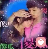 你需要的不是爱情，而是更丰富的自我表达。你以为自己渴望恋爱，其实你渴望的是那个在特定的人面前，突然鲜活起来的自己。那个你会撒娇、会调情、会说出平时根本不会讲的俏皮话这一面的你，同事没见过，朋友没见过，甚至家人也没见过。它只存在于某个人的目光里，因为只有他的反应能让你确信：“原来我还可以这样迷人”。你不是缺对象，你是缺一个“魅力载体”——一个能让你投射自我欣赏力的活人道具，你需要他的注视来确认你的引力，需要他的喜欢来佐证你的价值。他像一面镜子照出你平时无处安放的性张力，照出你灵魂里那些悸动的、炽热的、甚至你自己都未曾察觉的那部分。说白了，你爱的不是他，而是他眼里的你自己。