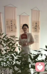 人人都藏着难以言说的情绪，
别独自消化，试着把心事说出口。
开放树洞，欢迎倾诉，
守口如瓶，做你临时的情绪避风港。配图