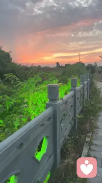 “很多时候，人不需要解决方案，只需要一个愿意认真听自己说话的人。
如果你现在心里堵得慌，找不到人说，随时可以来找我。
我一直都在。”配图