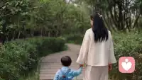 大手牵小手，走在洒满阳光的小路上。教育不必追赶，陪孩子慢慢感受风，就很好。