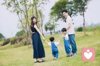 大手牵小手，走在洒满阳光的小路上。教育不必追赶，陪孩子慢慢感受风，就很好。