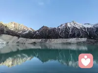 我的冥王星落在7宫。占星里，7宫是关系，冥王星是深渊、控制、毁灭与重生。这条配置最直白的翻译是：我会在关系里反复死去，再反复活过来。我曾以为那些纠缠、拉扯、分不开又过不好，是命运对我的惩罚。后来才明白，冥王星不折磨人，它只是不让人再轻轻松松地活下去。它把旧的关系模式翻出来，烧掉，然后逼你问自己：没了这些关系，你还是谁？

我曾把依附当成爱，把习惯当作安全，把“他还愿意回来”当作希望。冥王星一点一点把这些幻觉剥掉，剥到最后，留下一个我不得不面对的真相：我放不下一个人，从来不是因为舍不得他，而是舍不得那个“有人可依赖”的我自己。

不是所有关系都能走到最后，但每一段深入骨髓的关系，都会在你身上留下烙印。冥王星7宫的功课，就是带着这些烙印，学会站着生活，不再跪着去爱。

如果你也在经历一段让你反复痛苦的关系，我想对你说：你正在经历的，不是爱情的失败，而是你对“自己是谁”的重新确认。它的终点不一定是复合或离开，而是你开始选择不再被这段关系的起落所定义。配图
