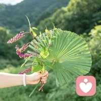 鹅语心事
山野之间，一片蒲叶、几枝野穗，随手拾来，无意拼凑。
未经雕琢，朴素天成，自有动人意境。
偶然遇见这份山野闲趣，心也跟着慢慢沉静。
生活很多美好，往往藏在不刻意的瞬间。
倘若心底有万千心绪无处安放，我愿意静静倾听。