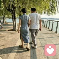 旅途藏温柔，整装再倾听

       两天和先生和他同事结伴的旅行结束啦。
       山水风景治愈人心，更打动我的是藏在细碎日常里的温柔。早餐时他会主动帮我买好餐食，端到我面前，在外人面前不动声色地照顾我的小情绪。
平日里柴米油盐难免有隔阂，这次出行让我重新看见他不善言辞的偏爱。真切体会过亲密关系里被善待的踏实，也更能共情那些困在感情内耗、满心委屈的人。
     休整好了，重新回来好好倾听大家的心事，愿意安静接住所有关于感情、生活的迷茫与心事。