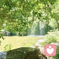 前两日感冒停更，分享一段出游见闻，看完很有婚姻感触。
四对夫妻共八人爬山，同行A大哥两个月前做完腿部静脉曲张手术，腿脚不便，留在山脚等候，其余七人徒步上山，下山坐滑道折返。
滑道路途中途我们去卫生间，同行两位男士先找到等候的A，一位男士在门口等我们，只看了一半路线消息，只告知往左拐，遗漏后半段指引。我们顺着小路前行，另一边三人走别的通道，听见我们声音后绕路追上。
见面后A因多次打不通妻子B的电话，积攒的不安彻底爆发，当众发火，情绪激动险些动手，我先生上前劝解还被他推倒，场面一时尴尬。可妻子全程惦记他，午饭特意打包凉皮给他带上车，返程车上大家劝他趁热吃，他依旧赌气不肯动。
 
其实很多夫妻争吵根源从来不是小事。术后的人内心格外敏感脆弱，他独自等候时满是慌张，却不懂好好表达不安，只会用暴躁索取关心；妻子细心体贴，却没能察觉他的患得患失。
 
给大家一个相处小建议：出行提前约定联络方式；生气时别冲动争执，试着说出内心的不安，比起指责，柔软的倾诉更能化解隔阂。