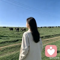 站在辽阔的草原，看着远方的身影，会生出一份感悟。
 
很多人习惯把坚强摆在外表，把疲惫藏在身后。不愿展露脆弱，害怕自己的情绪成为别人的负担。
 
可真正的自愈，不是永远装作无坚不摧。
允许自己有无力的时刻，接纳内心的起伏，不必事事都要独自硬扛。
人生这趟旅途，慢一点，也没关系🌿
 
#情绪疗愈 #内心成长 #接纳自我