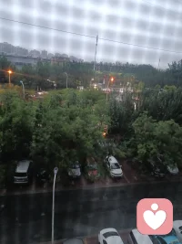 下雨了，外面车水马龙的，都是为了生计。我喜欢下雨，虽然下雨会给我带来很多不便。就像我喜欢他，虽然喜欢他会给我带来很多负面情绪，哪怕马上这段关系很快就结束了，我还是喜欢他。也许很快就会忘记，也许一辈子也不会忘记。心里像空了一块，呼呼往里灌着冷风配图