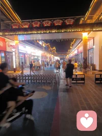 刚才下雨了，雨下的很大，像天漏了一样。下午去买了点翅根回来跟香菇炖了，结果我小表妹把电饭锅的内胆盛了菜端走了。我当时不知道，还问我大姨吃馒头还是吃米饭，大姨说吃馒头吧，她去买馒头。她骑车子走了两分钟不到开始下雨，雨下的非常急，我担心坏了，但我不知道卖馒头的地方，连去送把伞都做不到。果然，我大姨回来的时候浑身湿透，头发上的雨水顺着发丝往下流，衣服也往下滴着水。当时我的心情，说不上来什么感觉，有愧疚，有难过，有心疼，还有点愤怒。饭吃完了，雨也不下了。ε=(´ο｀*)))唉！这心情，复杂极了！