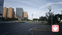 每天两点一的线的生活是你想要的吗？街道上人来人往，忙忙碌碌，每个人都在为了生活努力的奔波，曾经的诗和远方都融进了每天的柴米油盐。对于普通人而言，诗和远方，未尝不是一件奢侈品。
早安！