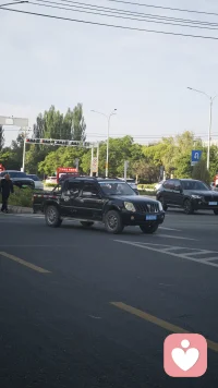 每天两点一的线的生活是你想要的吗？街道上人来人往，忙忙碌碌，每个人都在为了生活努力的奔波，曾经的诗和远方都融进了每天的柴米油盐。对于普通人而言，诗和远方，未尝不是一件奢侈品。
早安！