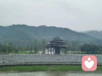 人生没有意义，重在经历，欣赏沿途的风景，大富大贵不免夫妻离心，穷困潦倒也享天伦之乐，功成名就难离伤痛疾病，默默无闻也过期颐之年。菩提本无树，明镜亦非台。本来无一物，何处惹尘埃。配图