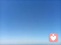 允许自己焦虑，也是一种自愈
 
作为一名倾听师，每天都会接住很多人的情绪。
 
我听过最多的一句话是：
“我总是莫名焦虑，心里慌慌的，我是不是太没用了？”
 
其实想告诉所有正在焦虑的你：焦虑从来不是你的错，更不是缺陷，它只是身体和心灵在提醒你，你太累了，该停下来照顾一下自己了。
 
我们总以为焦虑是洪水猛兽，拼尽全力想要赶走它。害怕胡思乱想、害怕失控、害怕未来不如意、害怕跟不上别人的脚步，于是越对抗、越紧绷，越想要安稳，越心慌不安。
 
但这么久以来，我想告诉你一个温柔的真相：
焦虑，只需要被看见、被接纳。
 
很多时候，你的焦虑，源于你太善良、太负责、太想把一切做好。
是你对生活有期待，对自己有要求，对未来有牵挂，才会产生忐忑和不安。
摆烂的人不会焦虑，敷衍生活的人不会内耗，会焦虑的你，一直都在默默努力，认真生活。
 
不必苛责自己为什么不快乐，不必羡慕别人的从容淡定。
每个人的生活节奏不同，花期不同，不必拿别人的进度，催垮自己的心态。
 
在这里，给正在焦虑的你，几个温柔又好用的小自愈方法，累的时候就试试：
 
允许情绪存在
不用强迫自己“不许想、不许慌”。告诉自己：我现在就是有点焦虑，没关系，这种感受很正常，它会来，也一定会走。情绪越是被接纳，就越不会纠缠你。
 
停止过度思考未来
大部分焦虑，都是源于对未知的恐惧。未来的90%烦恼，其实都不会发生。别透支明天的忧愁，困住今天的自己。活在当下，吃饭就好好吃饭，休息就好好休息，专注当下的小事，就是治愈焦虑最好的良药。
 
 把大事变小，慢慢落地
焦虑往往来自“想太多、做太少”。迷茫的时候，不用规划全盘，只做一件小事：读几页书、走十分钟路、收拾桌面、泡一杯热水。行动，是治愈内耗唯一的解药，微小的行动，会慢慢帮你找回掌控感。
 
接纳自己的不完美
你不需要事事周全、人人满意。允许自己出错，允许自己暂时平庸，允许自己偶尔疲惫。人生本就是起落交替，不完美的人生，才最真实、最动人。
 
朋友，生活从来不是一场冲刺比赛，而是一场慢慢行走的旅程。
 
那些辗转难眠的夜晚，那些心慌不安的瞬间，那些默默内耗的时刻，都在慢慢淬炼你、成全你。
 
不必着急，不必慌张。
你已经很努力，已经非常棒了。