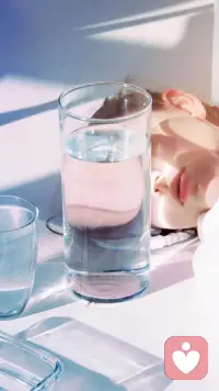 村上春树说：“从今天起，你要做一个不动声色的大人了。不准情绪化，不准偷偷想念，不准回头看。去过自己另外的生活。你要听话，不是所有的鱼都会生活在同一片海里。”
所以，愿你去过另外一种生活，愿你游向更深的深海。
愿你有一天能够将伤痛亲口说出来，不一定是面带微笑，但内心一定是已经释然。配图