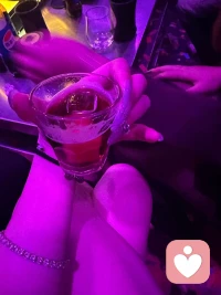 终是烟酒入了胃，一半清醒一半醉。一烟一酒一段情，半生回忆半生情。香烟到头都是灰，烈酒到头终是泪。红尘来去皆无痕，抽烟喝酒忘故人。配图