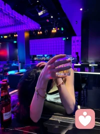 半生
烟燃到尽头只剩灰
酒喝到见底只剩泪
半生在一口里咽下故人在一阵风里碎配图