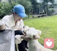 穿搭不该是讨好他人的工具，而是自我表达的载体

真正的美源于内心丰盈，而非外在功利目的。当你的着装能自然流露真实性格与生活态度，那种不刻意、不纠结的舒适状态，才是经得起时间考验配图