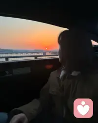 你最不该做的就是攻击自己的外在
总是觉得自己毫无优点，不停的否定自己
不管你有多美，总是去找自己的缺点
如果你都不喜欢你自己，别人能有什么办法呢
你就是你，谁也替代不了！